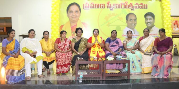 తప్పుడు కూతలు కూస్తే చెప్పులతో సమాధానం చెబుతాం