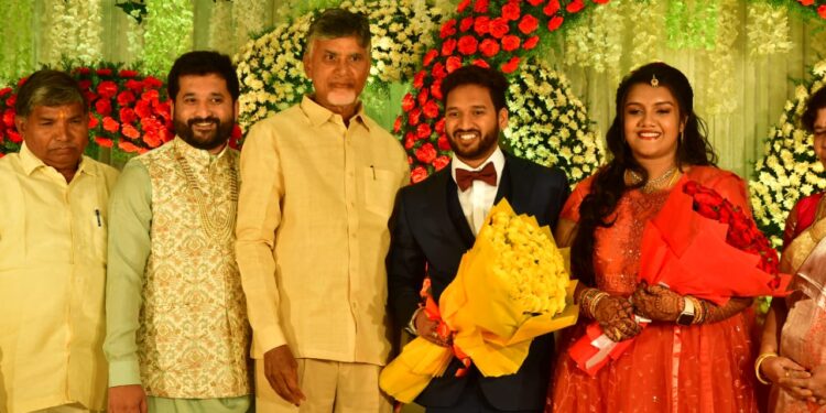 నూత‌న వ‌ధు వ‌రుల‌ను ఆశీర్వ‌దించిన‌  నారా చంద్ర‌బాబు నాయుడు