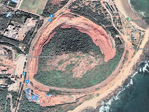 వైసిపి నేతల ధనదాహంతో కూలిన కొండ!