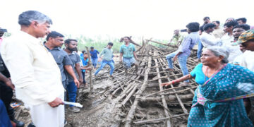 పోలవరం నిర్వాసితుల కష్టాలు చూసి చలించిన చంద్రన్న