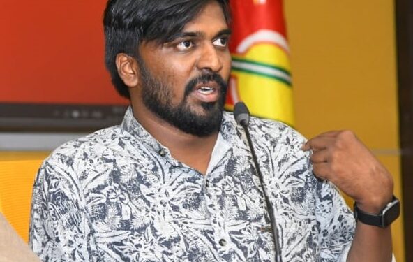 సిఐ లక్ష్మణ్‌ బూటుకాలితో గుండెలపై తన్నారు!