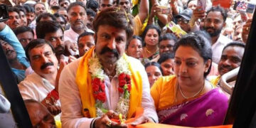 సిగ్గుతో తలదించుకోకుండా జెండా ఆవిష్కరణ చేస్తావా?