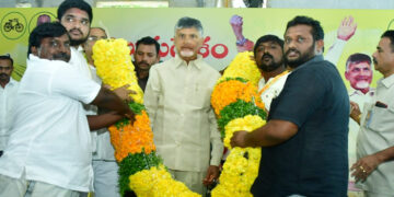 కులాలపేరుతో రాజకీయం చేసేవాడిని చెప్పుతో కొట్టండి
