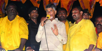 రౌడీ పోలీసులను కోర్టుకీడుస్తాం: చంద్రబాబు