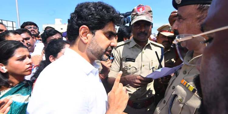 పలాసలో ప్రభుత్వం పేదల ఇళ్ళను కూల్చివేస్తే వారిని పరామర్శించేందుకు వెళ్ళిన శ్రీ నారా లోకేష్ గారిని శ్రీకాకుళం జిల్లాలో మార్గమధ్యంలో పోలీసులు అడ్డుకొని అరెస్ట్ చేశారు