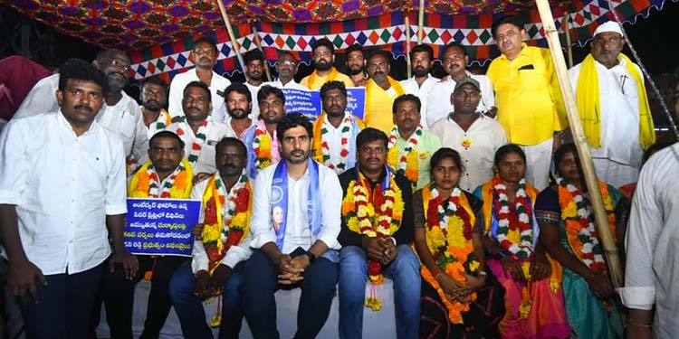 విదేశీ విద్య పథకంలో స్వర్గీయ అంబేద్కర్ గారి పేరును తొలగించి జగనన్న విద్యా దీవెన గా పేరు మార్చాడాన్ని నిరసిస్తూ టీడీపీ ఎస్సీ సెల్ చేసిన నిరాహార దీక్షకు మద్దతుగా శ్రీ నారా లోకేష్ నిరాహార దీక్షా శిబిరం సందర్శన
