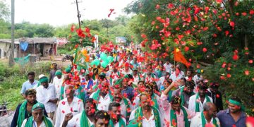 రైతుల పాదయాత్రను అడ్డుకున్న పోలీసులు