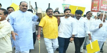 ఎండ్లబండి కాడెలాగి టిడిపి సభ్యుల వినూత్న నిరసన