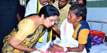 రైలు ప్రమాదంలో గాయపడ్డవారికి పరామర్శ