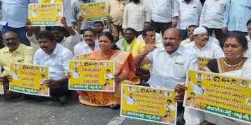 జాతీయ రహదారిపై టీడీపీ నాయకులు రాస్తారోకో