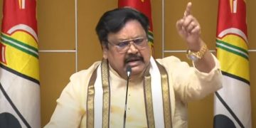 చంద్రబాబును ఇబ్బందిపెట్టే అధికారులకు అవార్డులు, రివార్డులు.. లేనివారికి బెదిరింపులు