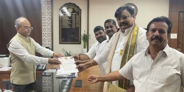 పొన్నవోలుపై కోర్టు ధిక్కరణ కేసు నమోదు చేయాలి: వర్ల