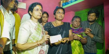 బాధిత కుటుంబాలకు భువనేశ్వరి పరామర్శ