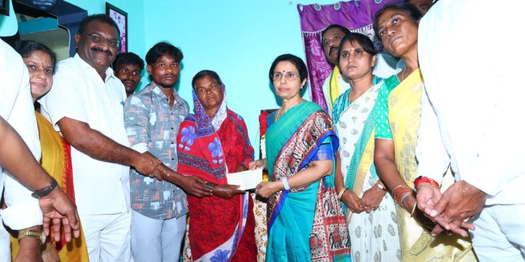 అధైర్యపడొద్దు…మేమున్నాం…