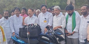 అంబేద్కర్‌ విగ్రహం పేరుతో వందల కోట్ల దోపిడీ