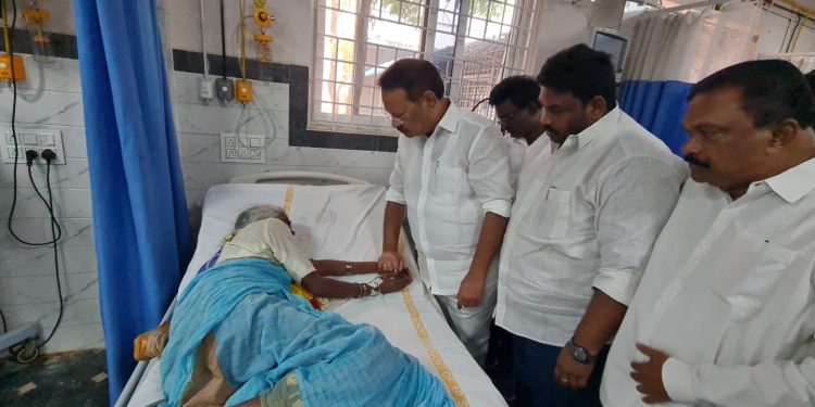 కోడికత్తి శ్రీనుకు బెయిల్ రాకుండా అడ్డుకుంటున్న జగన్రెడ్డి : నక్కా అనందబాబు