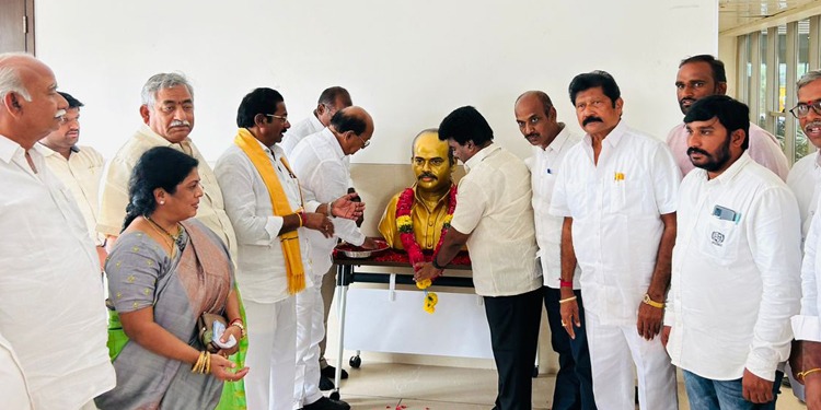 దివంగత నేత పరిటాల రవీంద్రకు టీడీపీ ఘన నివాళి