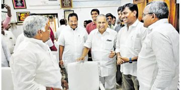 ముద్రగడతో టీడీపీ నేత జ్యోతుల నెహ్రూ భేటీ