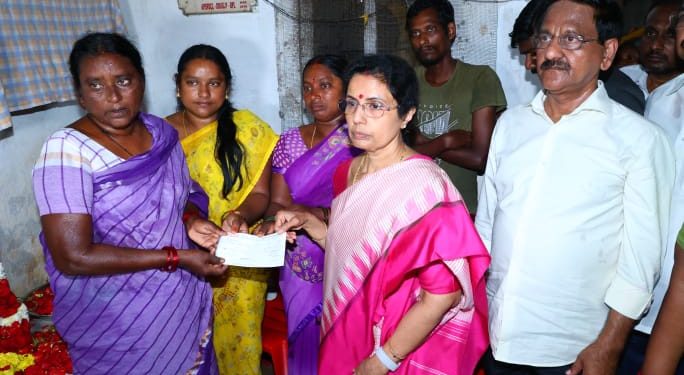 కంటిరెప్పల్లా కాపాడుకుంటాం – అధైర్య పడొద్దు… మీతో మేముంటాం