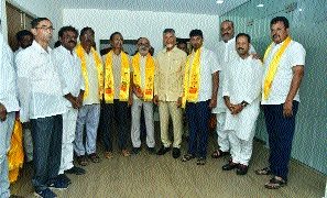 ఉండవల్లిలో కోలాహలం