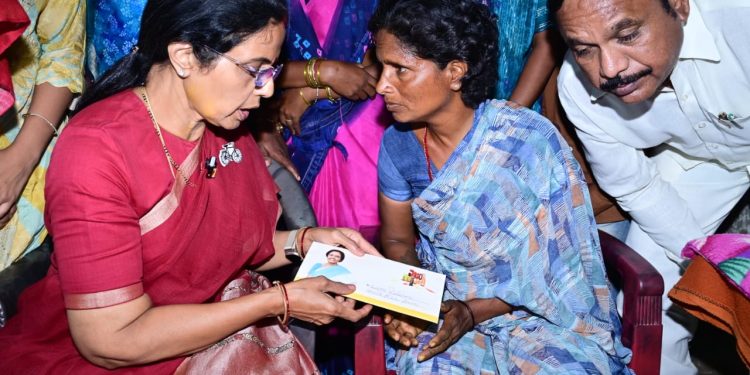 కార్యకర్త కుటుంబానికి అండగా భువనమ్మ