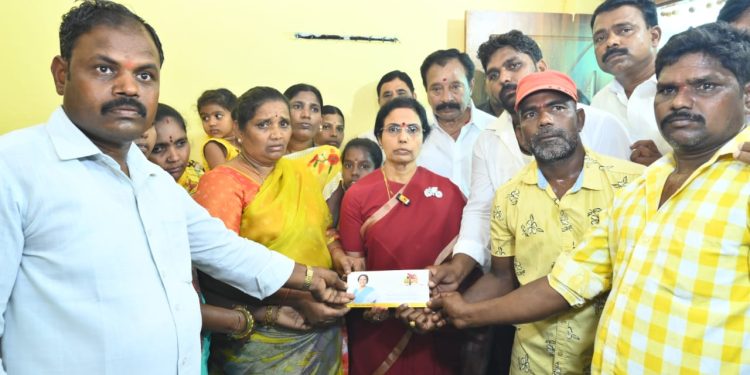 కష్టాల్లో కాపుకాస్తాం