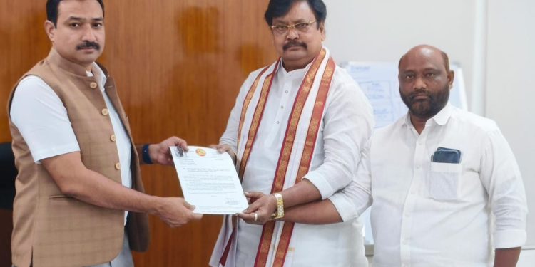 కోడ్ ఉల్లంఘిస్తున్న అధికారులపై చర్యలు తీసుకోవాలి