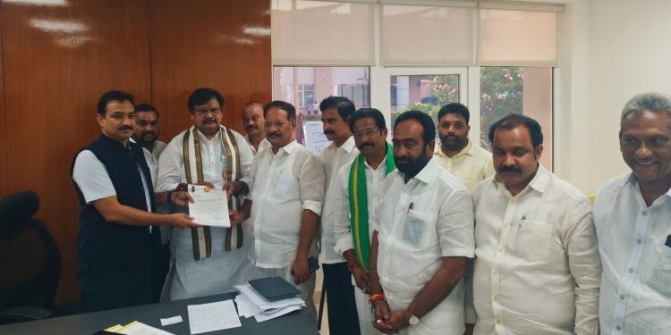 వైసీపీ తొత్తులైన అధికారులను..ఎన్నికల విధుల నుంచి తొలగించాలి