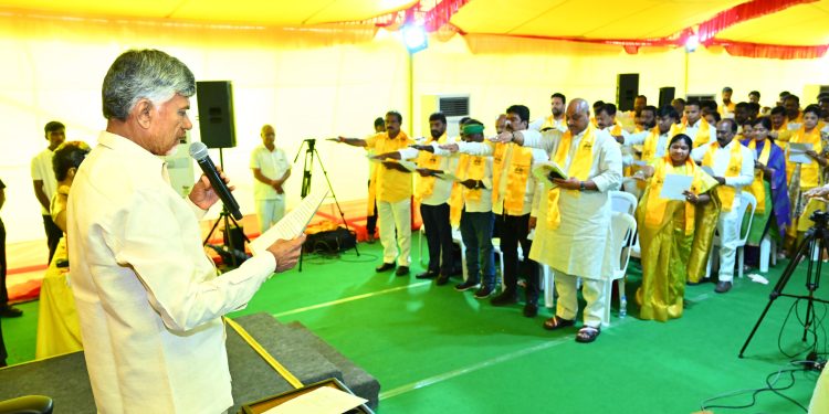 రాష్ట్రానికి ఏం చేసాడో చెప్పుకోలేకే జగన్‌ డ్రామాలు