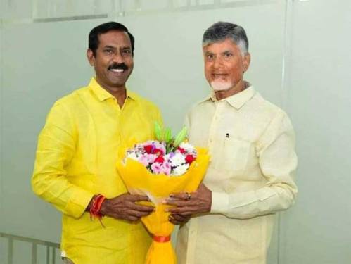 పార్టీకి ప్రభుత్వానికి మధ్య వారధి మీరే