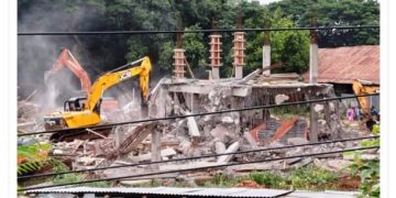 అక్రమంగా నిర్మిస్తున్న వైసీపీ కేంద్ర కార్యాలయం కూల్చివేత