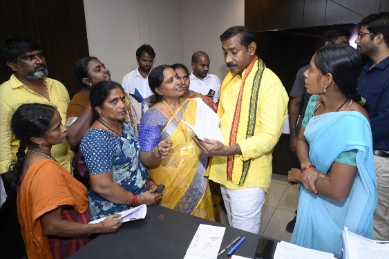 న్యాయం చేయండి..సమస్యలు పరిష్కరించండి