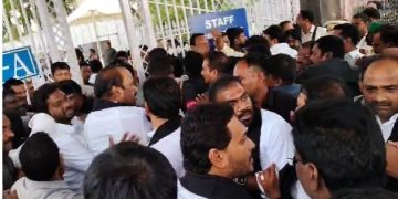 అసెంబ్లీ వద్ద జగన్‌ రచ్చ!