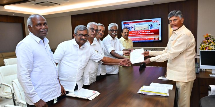 సీఎం చంద్రబాబును కలిసి సీపీఎం నేతలు
