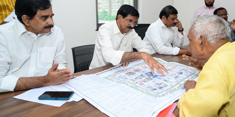 పెద్దిరెడ్డి అనుచరులు భూమి లాగేసుకున్నారు.