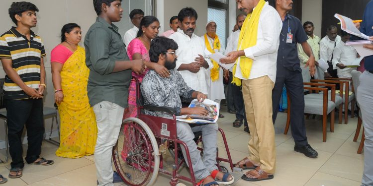 వైసీపీ బాధితులం…న్యాయం చేయండి