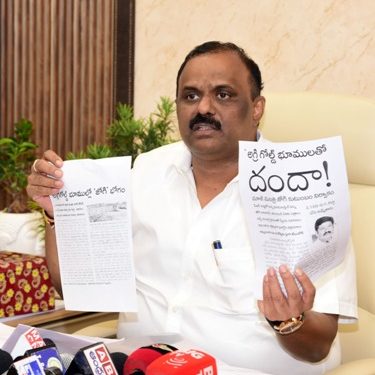 అవినీతిలో అడ్డగోలుగా దొరికి కులాల ప్రస్తావనా?