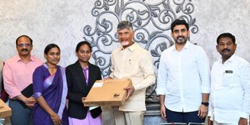 మొన్న ప్రజాదర్బార్‌లో విన్నపం..నిన్న సీఎం చేతులమీదుగా ప్రోత్సాహకం