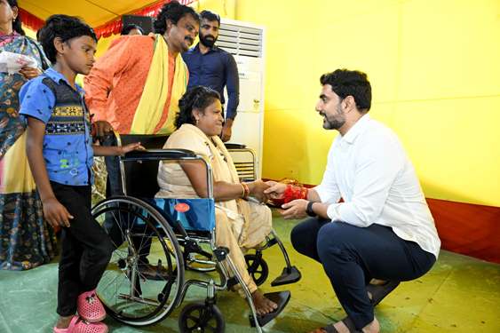 దారికి అడ్డంగా వైసీపీ నేతలు గోడ నిర్మించారు