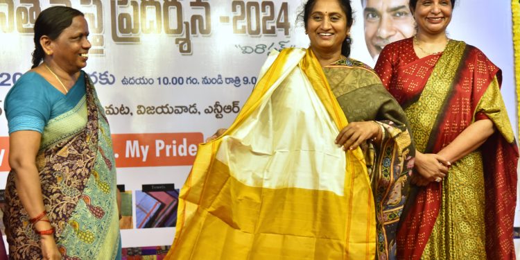 అన్ని జిల్లాల్లోనూ చేనేత ఎగ్జిబిషన్లు