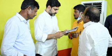 వైసీపీ రౌడీలు ఇల్లు, పొలం కబ్జా చేశారు