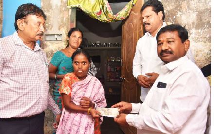 వర్షాన్ని లెక్కచేయకుండా ఇంటింటికి తిరిగి పింఛన్లు పంపిణీ చేసిన మంత్రి డోలా