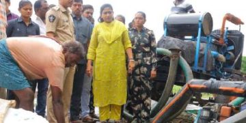 నిలిచిన వరద నీటిని పూర్తిగా తోడించాలి