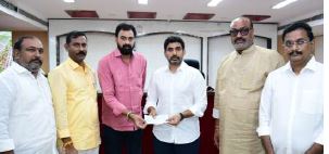 వరద బాధితులకు పలువురి విరాళాలు