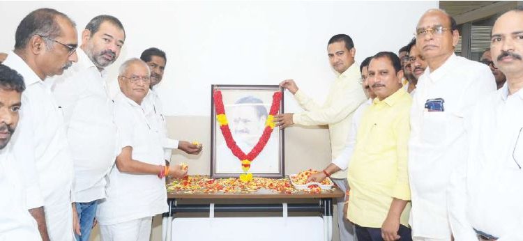 ప్రజలకు, పార్టీకి హరికృష్ణ సేవలు చిరస్మరణీయం