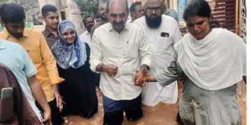 వరద ప్రాంతాల్లో మంత్రి ఫరూక్‌ పర్యటన