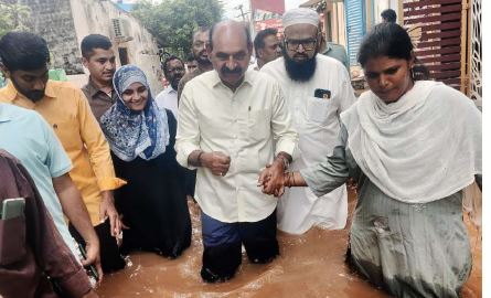 వరద ప్రాంతాల్లో మంత్రి ఫరూక్ పర్యటన