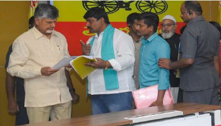 వైసీపీ బాధితులం..న్యాయం చేయండి