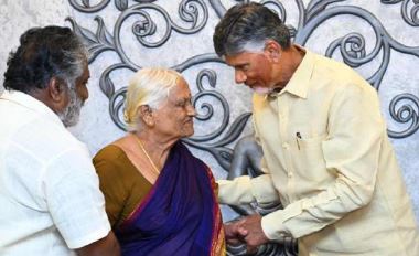 పేదల ఇళ్లకు స్థలమిస్తా ముఖ్యమంత్రి వద్ద వృద్ధురాలి ఉదారత