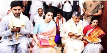 దుర్గమ్మకు సారెచీరె సమర్పించిన చంద్రబాబు